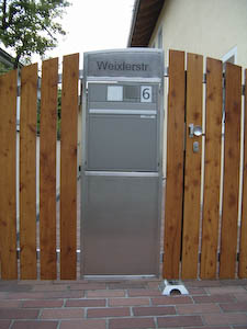 Eingangstor mit Briefkasten und Glocke